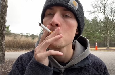 Лечение зависимости от табакокурения в Тулуне Мужчина с сигаретой делает затяжку