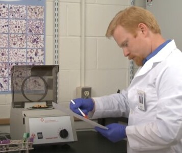 Клиника лечения наркозависимости в Тулуне Врач в кабинете клиники