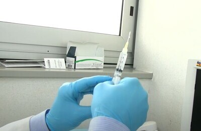 Проведение кодирования Вивитролом в Тулуне Шприц с Вивитролом в руках у врача